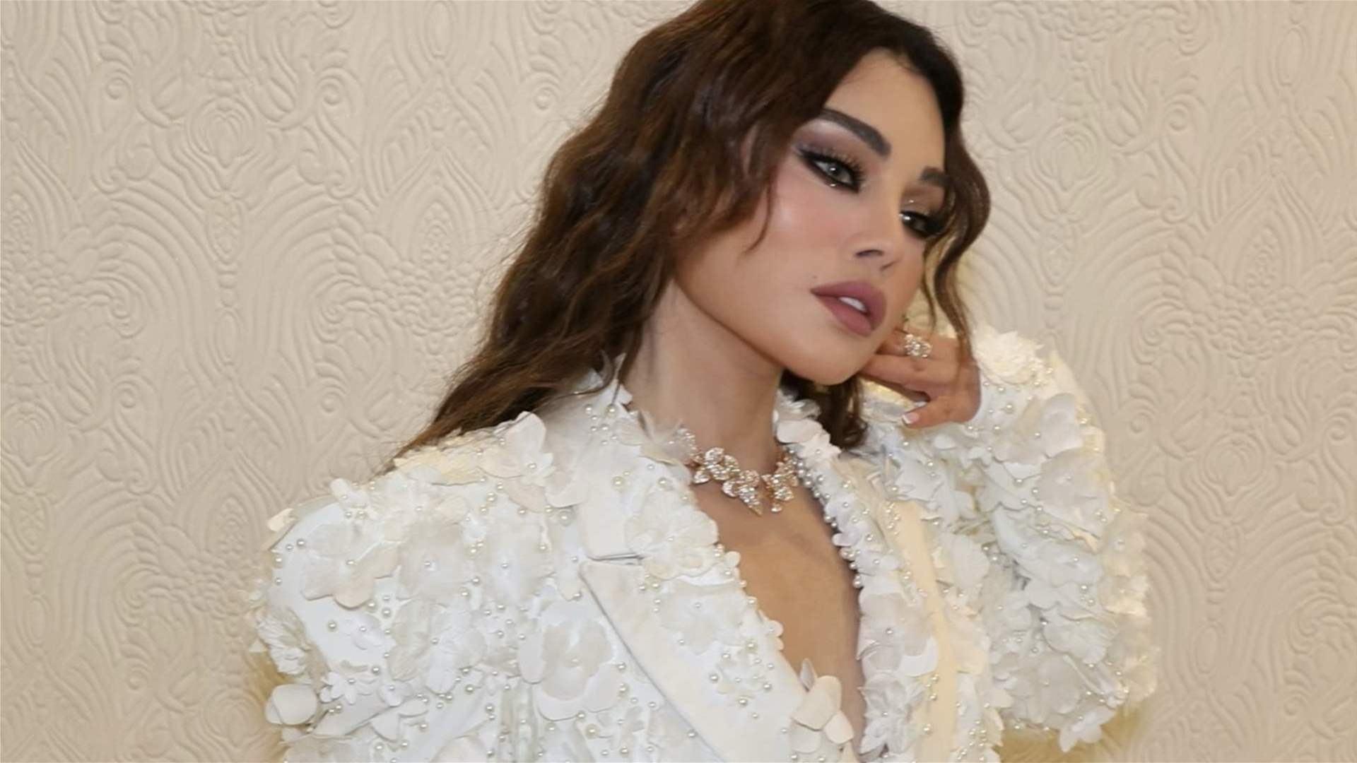 &quot;تحت أضواء جدة&quot;... هيفاء وهبي تخطف الأنظار بإطلالة بيضاء (صور)
