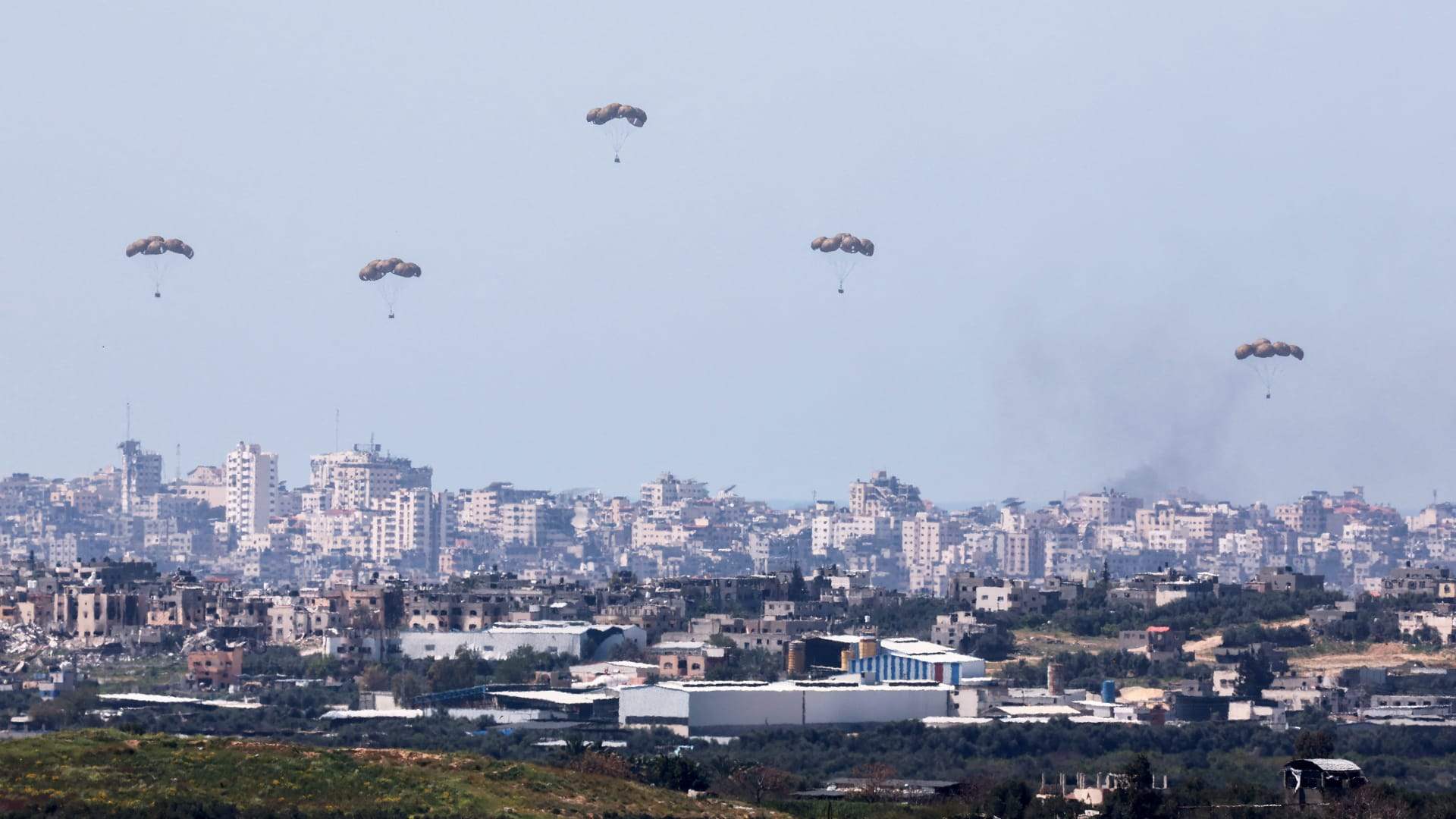 إسرائيل تقول إنه سيتم استئناف عمليات إسقاط المساعدات جوا في غزة