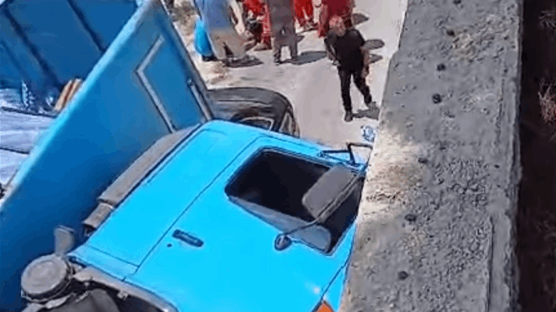 سقوط شاحنة مياه على سيارة على طريق رأس نحاش البترونية
