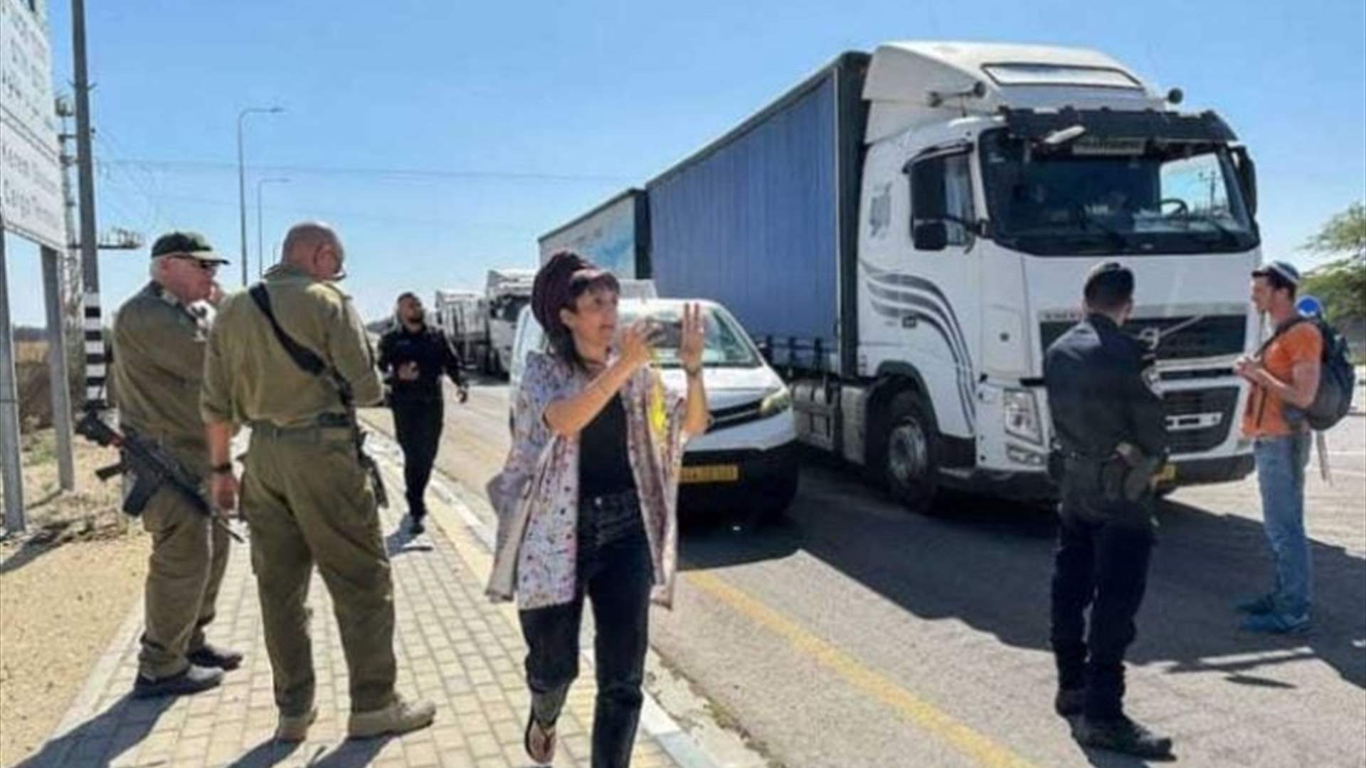 وزير أردني يتهم مستوطنين إسرائيليين بالتعرّض لشاحنات المساعدات المتجهة الى قطاع غزة