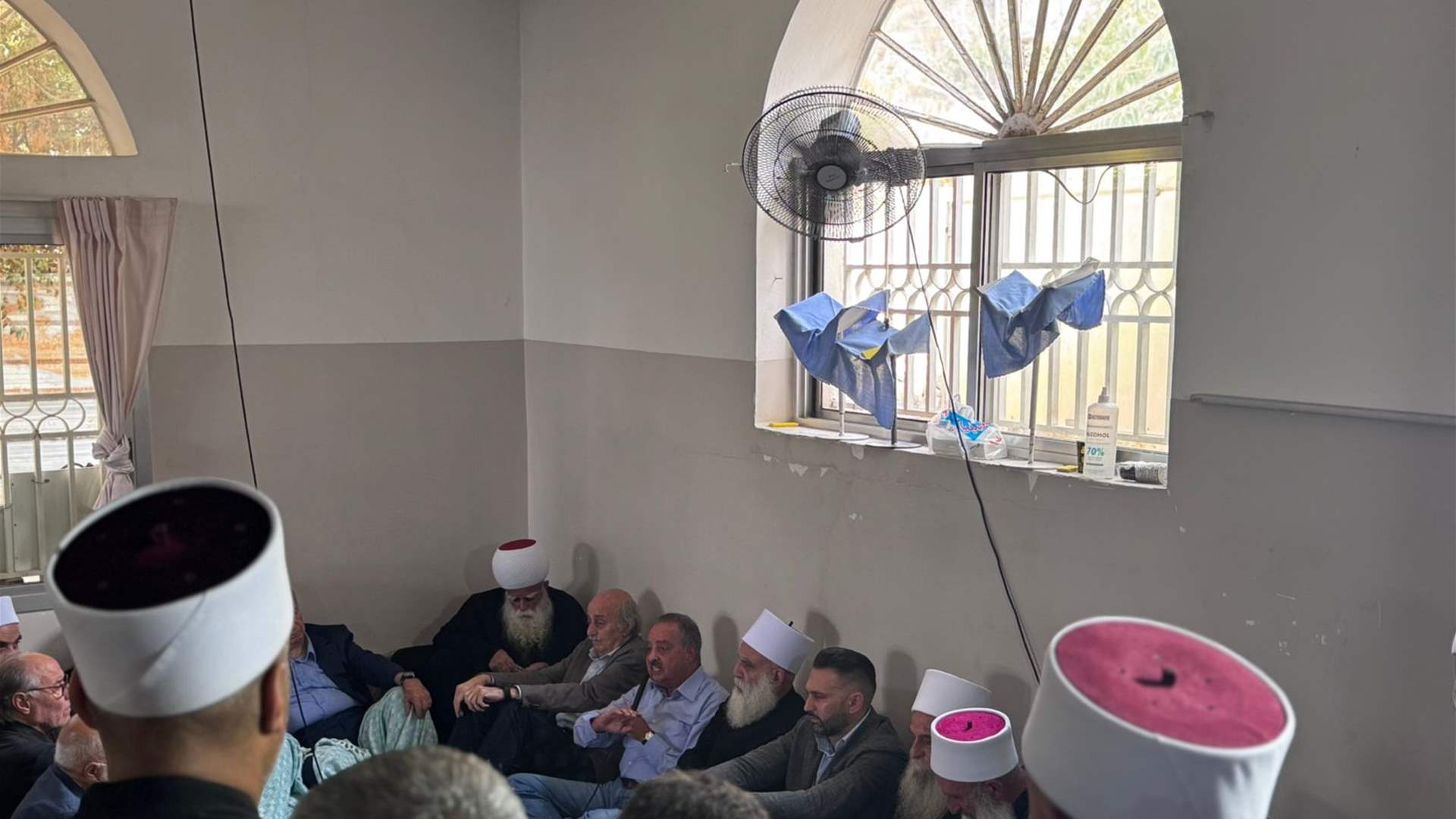 لقاء درزي موسع يجمع الرئيس السابق للحزب التقدمي الاشتراكي وليد جنبلاط والوزير السابق طلال ارسلان وفاعليات درزية سياسية وروحية في منزل المرجع الروحي الشيخ أبو صالح محمد العندراي في بلدة بعلشميه