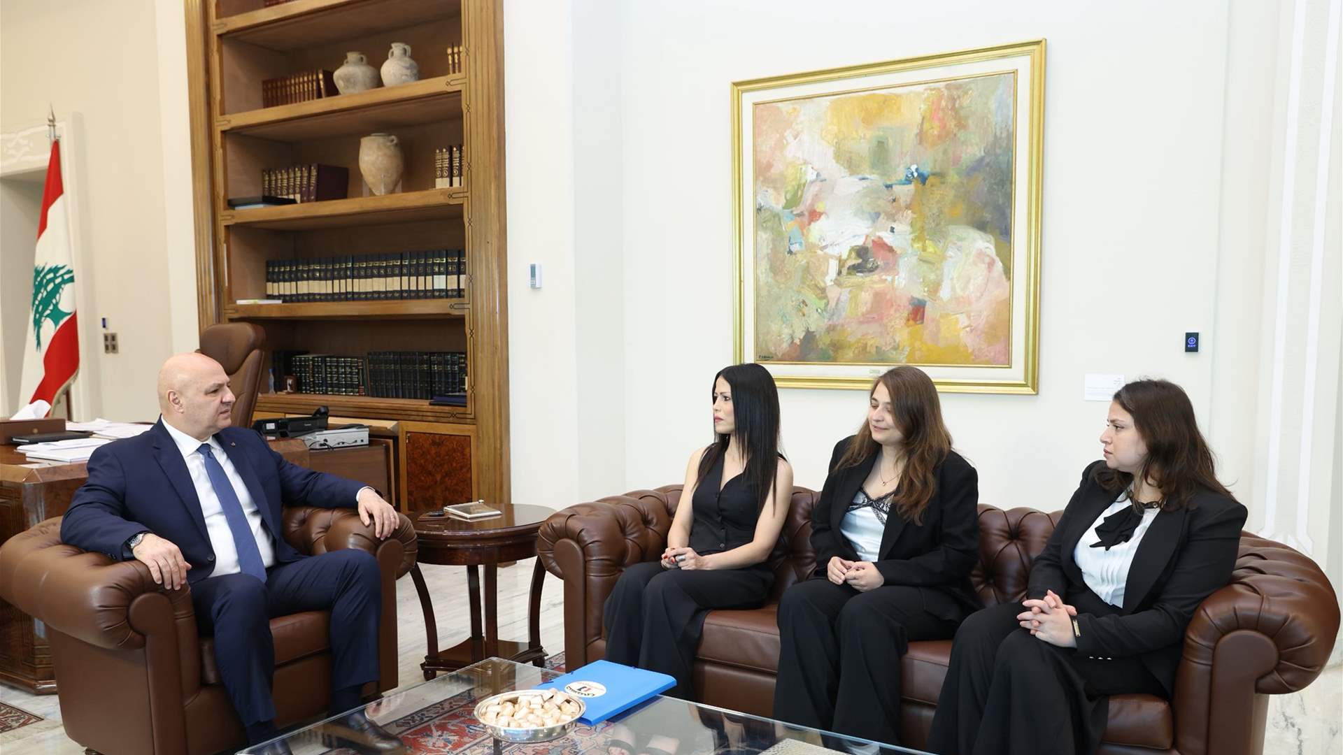 الرئيس عون تسلم من وفد &quot;حملة جنسيتي حق لي ولأسرتي&quot; اقتراح قانون يمنح المرأة اللبنانية المتزوجة من غير لبنانيّ حق اعطاء الجنسية اللبنانية لاولادها ضمن ضوابط يحددها القانون