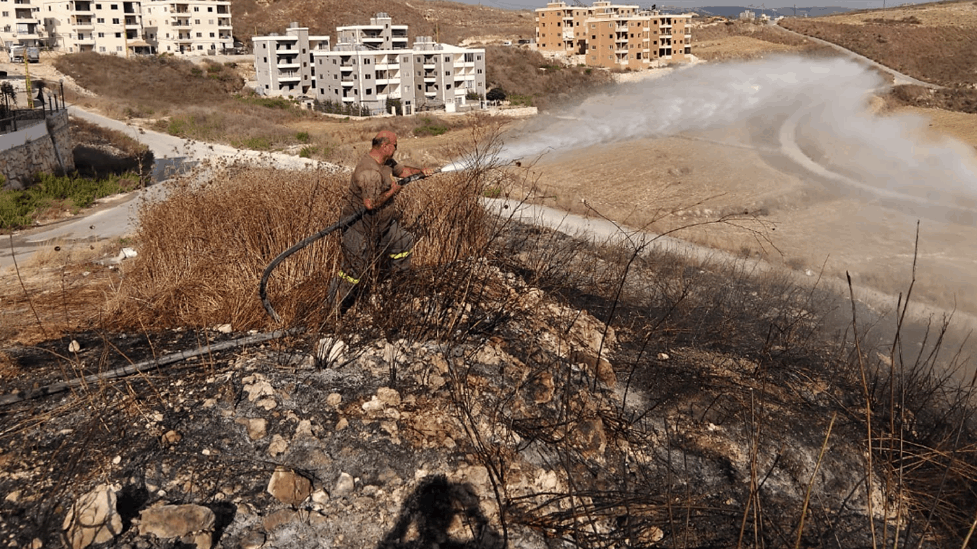 حريق في محيط المعهد الفني في منطقة تول - النبطية