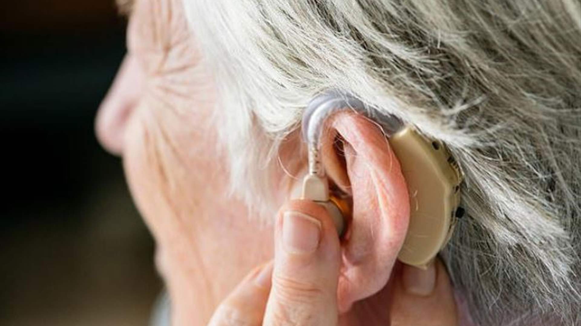 صلة بين استخدام سماعات الأذن وانخفاض خطر الإصابة بالخرف... إليكم التفاصيل!