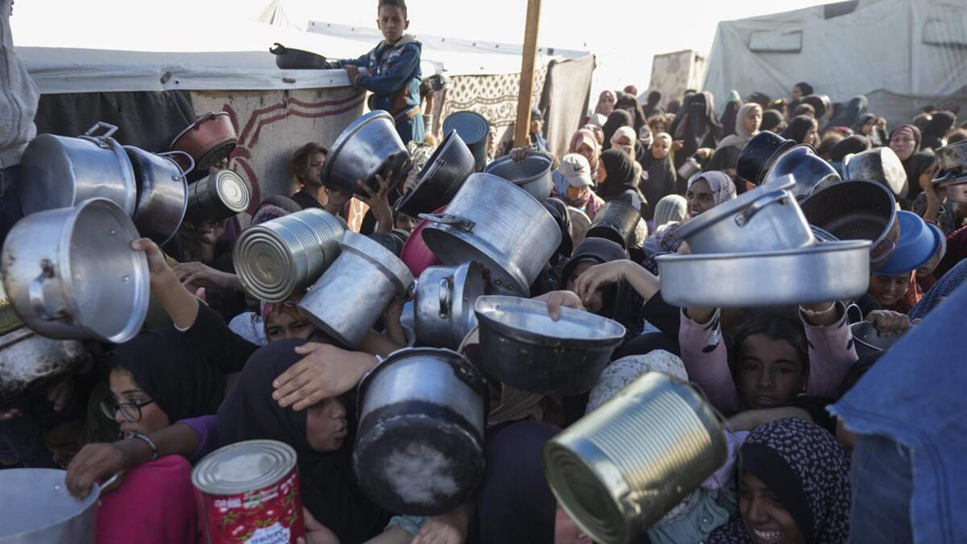 Starving Gaza &#39;is a war crime&#39;: UN rights chief