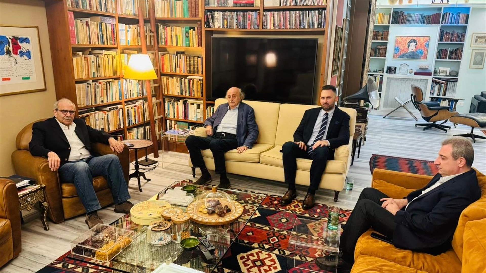 رئيس الحكومة نواف سلام استقبل في دارته في قريطم الرئيس السابق للحزب التقدمي الاشتراكي وليد جنبلاط ورئيس الحزب النائب تيمور جنبلاط والنائب وائل أبو فاعور حيث أعربوا عن دعمهم للقرارات الحكومية الأخيرة وتمّ البحث في الأوضاع الراهنة
