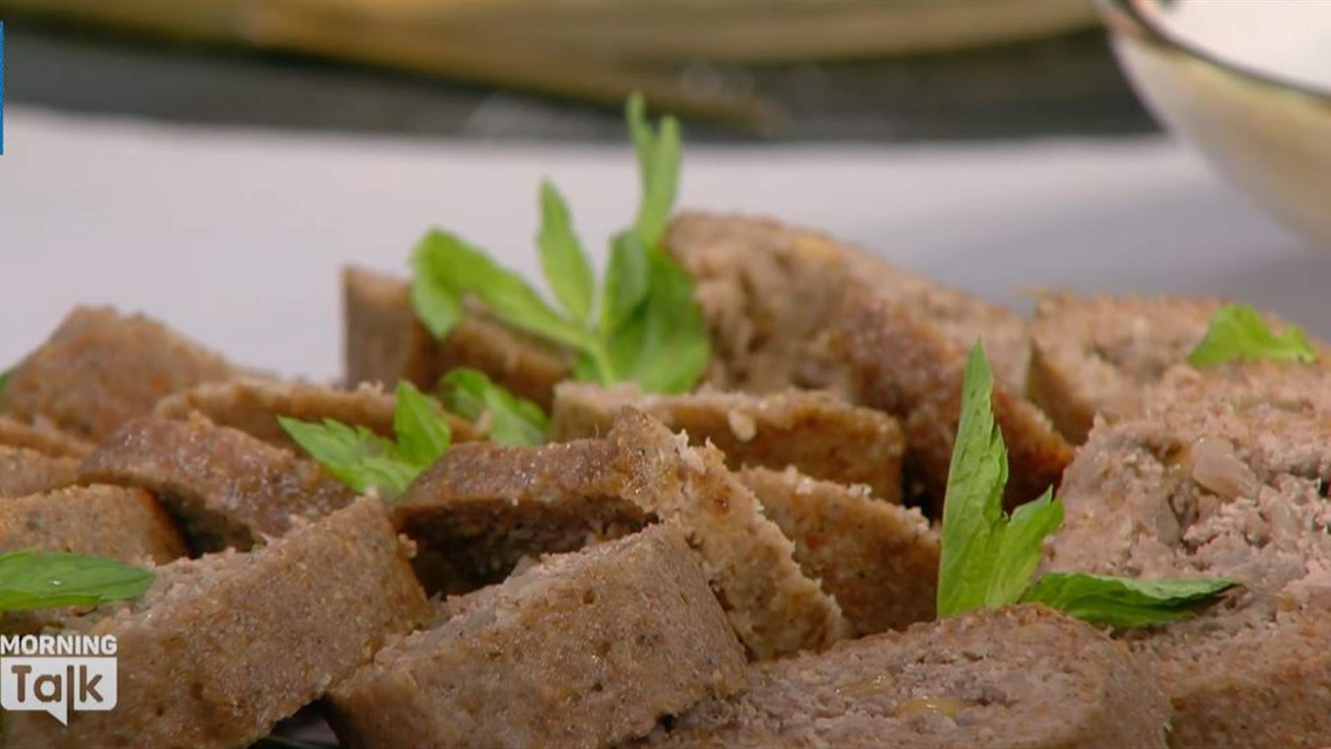 الكبة المشوية... طبق مميز وهذه طريقة تحضيره مع الشيف حنا طويل (فيديو)