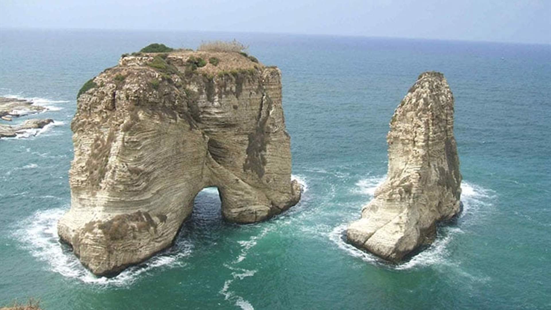 إنتشال جثة مواطن مجهول الهوية سقط عن صخرة الروشة
