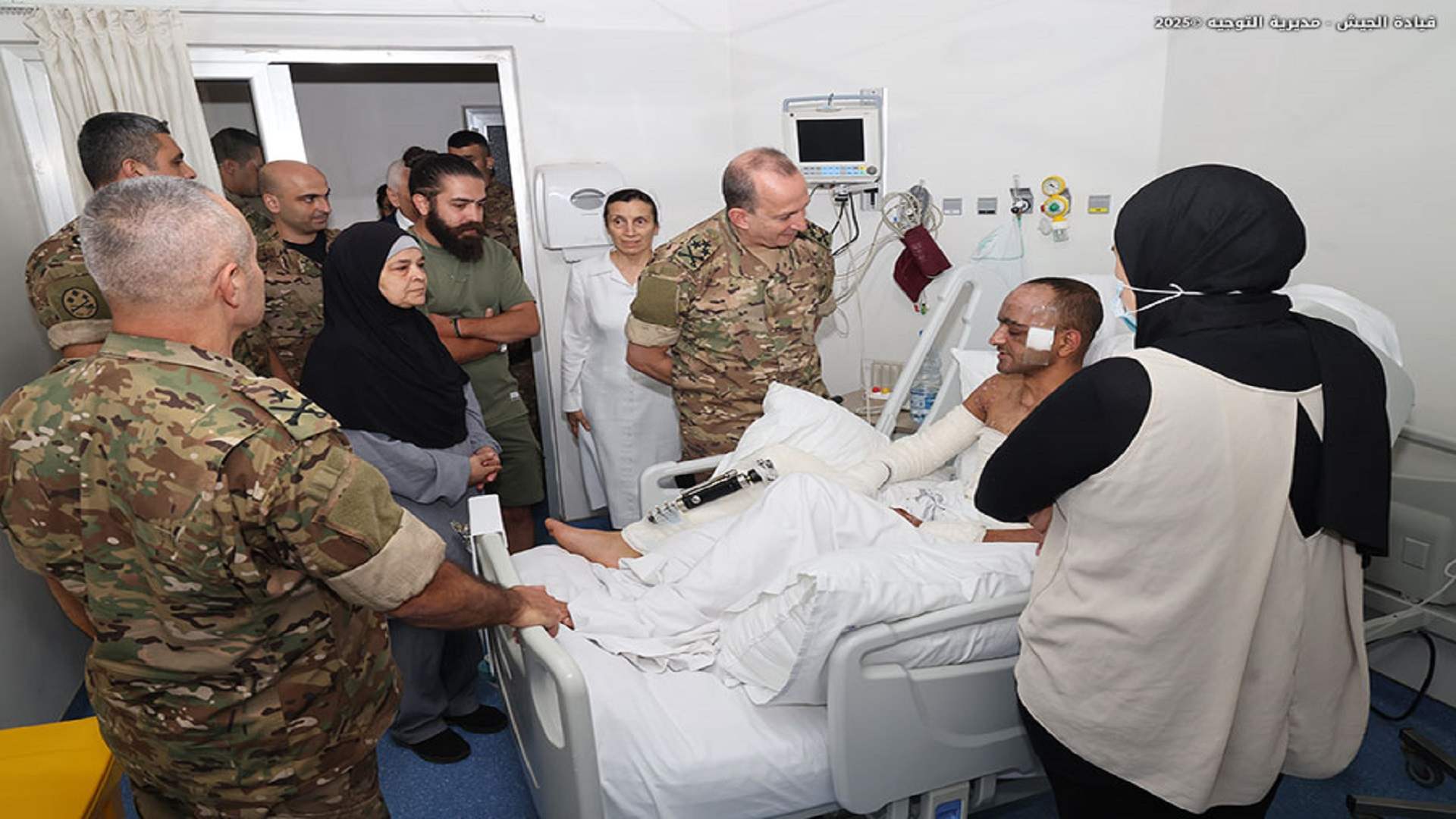 قائد الجيش عاد أحد العسكريين في المستشفى اللبناني الجعيتاوي - بيروت