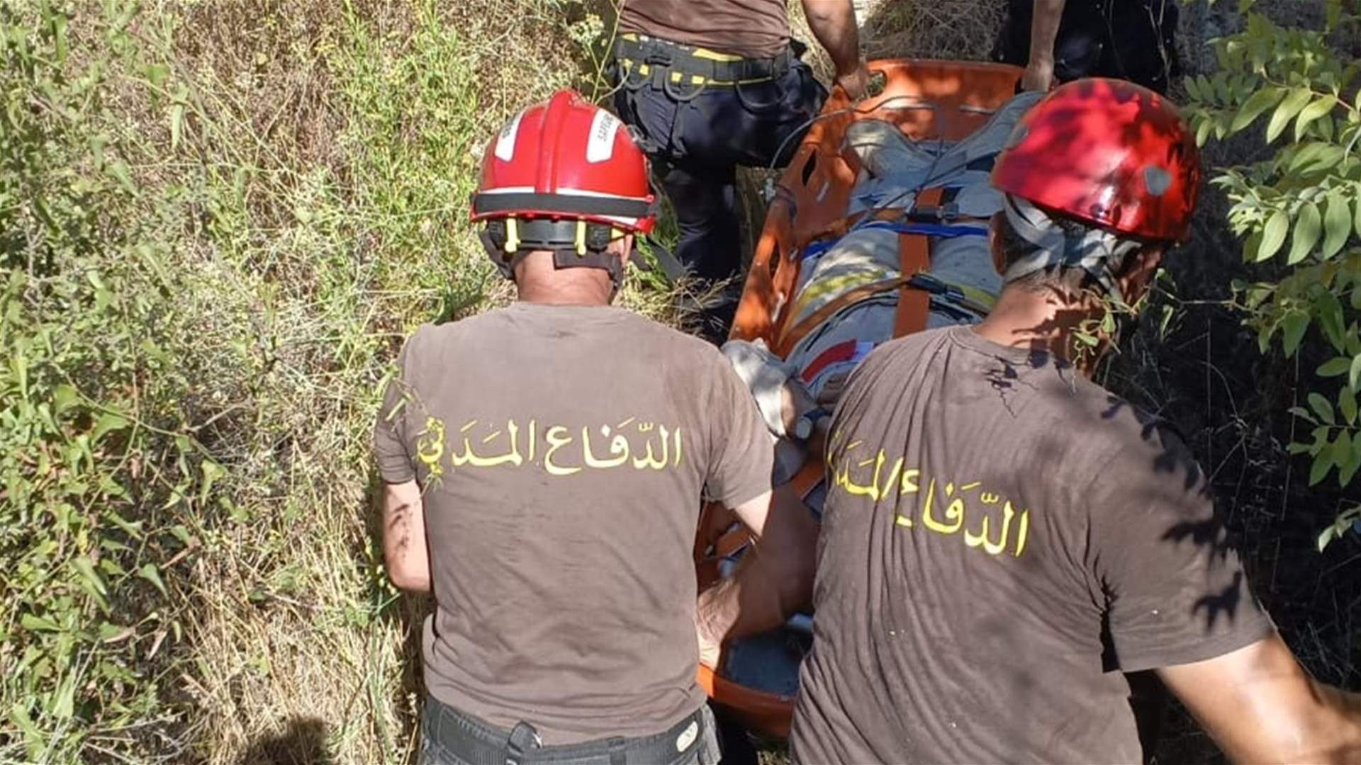 بالصور- إنقاذ راعٍ إثر سقوطه في وادٍ بمنطقة حبوب - جبيل