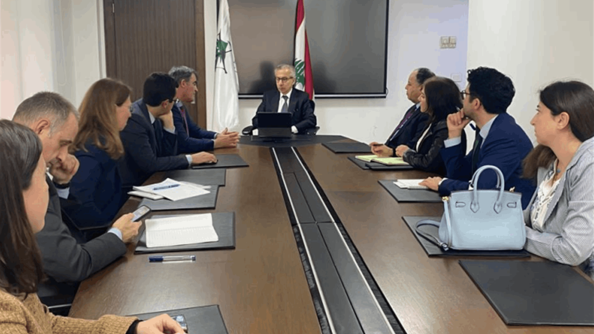 وزير الاقتصاد لـ”الجمهورية”: أولوية لحماية المودعين وخطة لاستعادة الثقة والانخراط بالاقتصاد الدولي