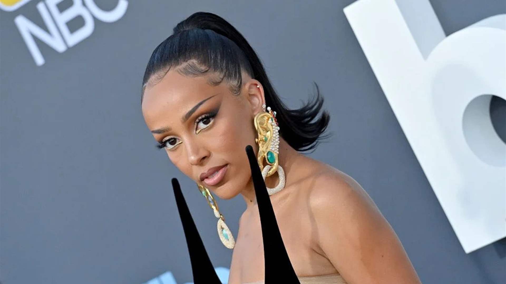 تناولت أحمر الشفاه الخاص بها... دوجا كات تصدم الجمهور مجدداً في حفل VMA 2025! (فيديو)