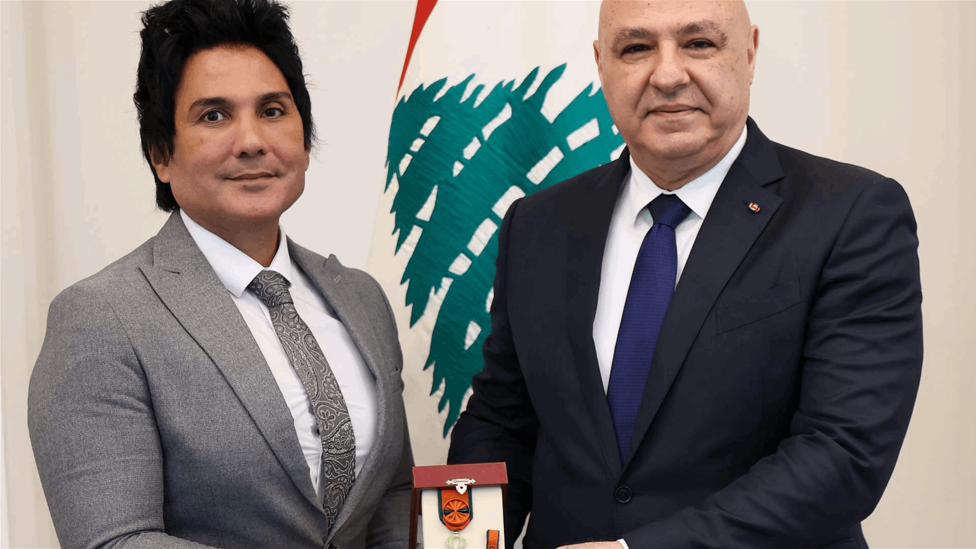 الرئيس عون هنأ القاضي في مجلس شورى الدولة كارل عيراني لفوزه بشهادة تقدير من الأمم المتحدة بالتعاون مع الشبكة العربية للنزاهة ومكافحة الفساد بعد نيله جائزة مكافحة الفساد من وزارة الخارجية الأميركية كما منحه وسام الأرز الوطني من رتبة ضابط 
