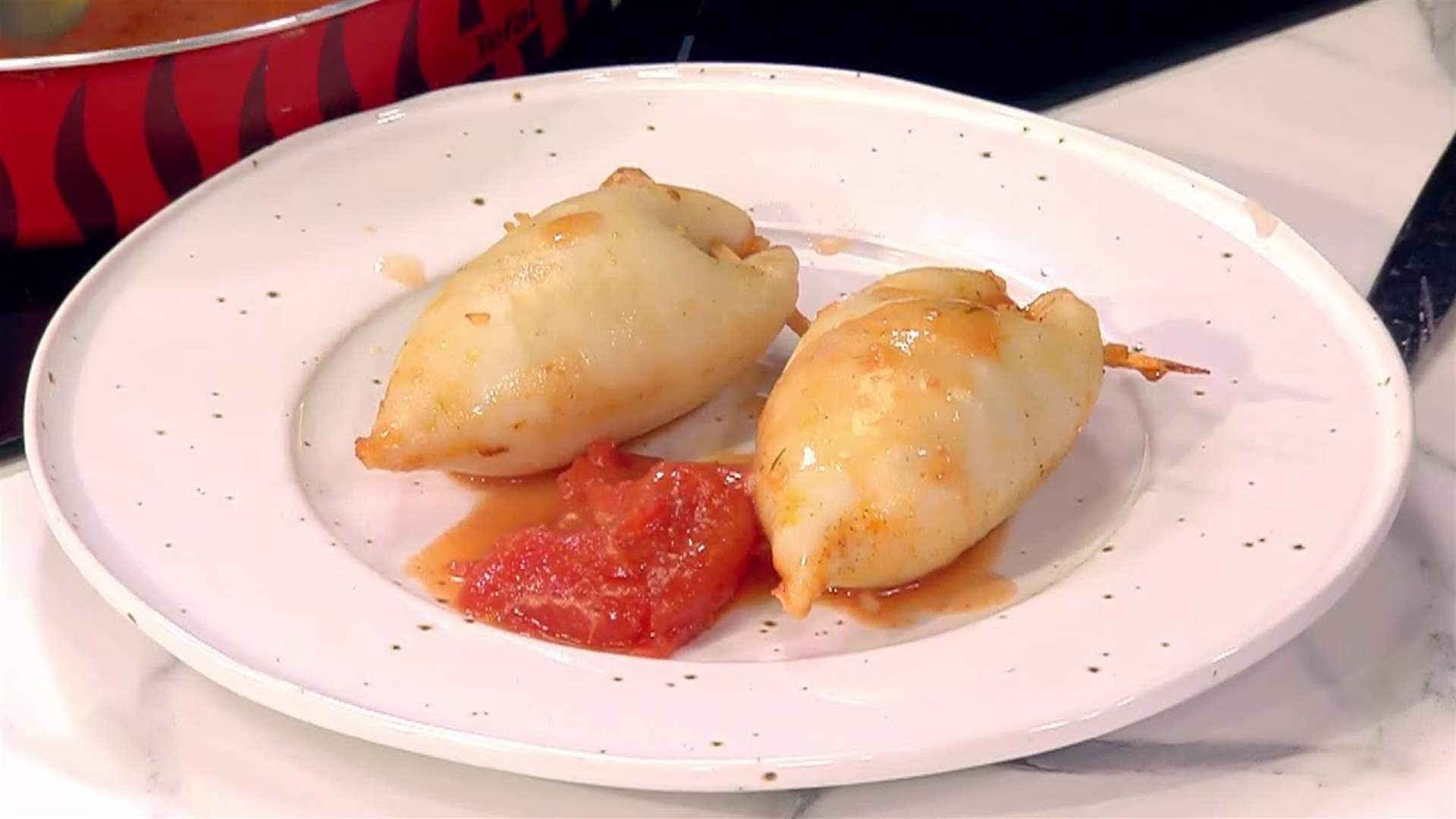 الكلمار المحشو بالخضار والأرز... وصفة شهية مع الشيف فادي زغيب (فيديو)