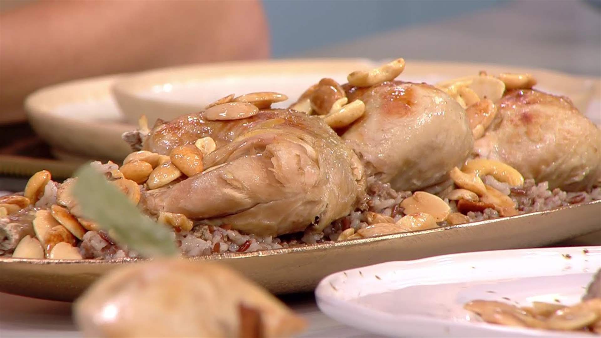 الأرز مع الدجاج وسلطة الشمندر وحلوى النمورة... إليكم طريقة التحضير مع الشيف فادي زغيب (فيديو)
