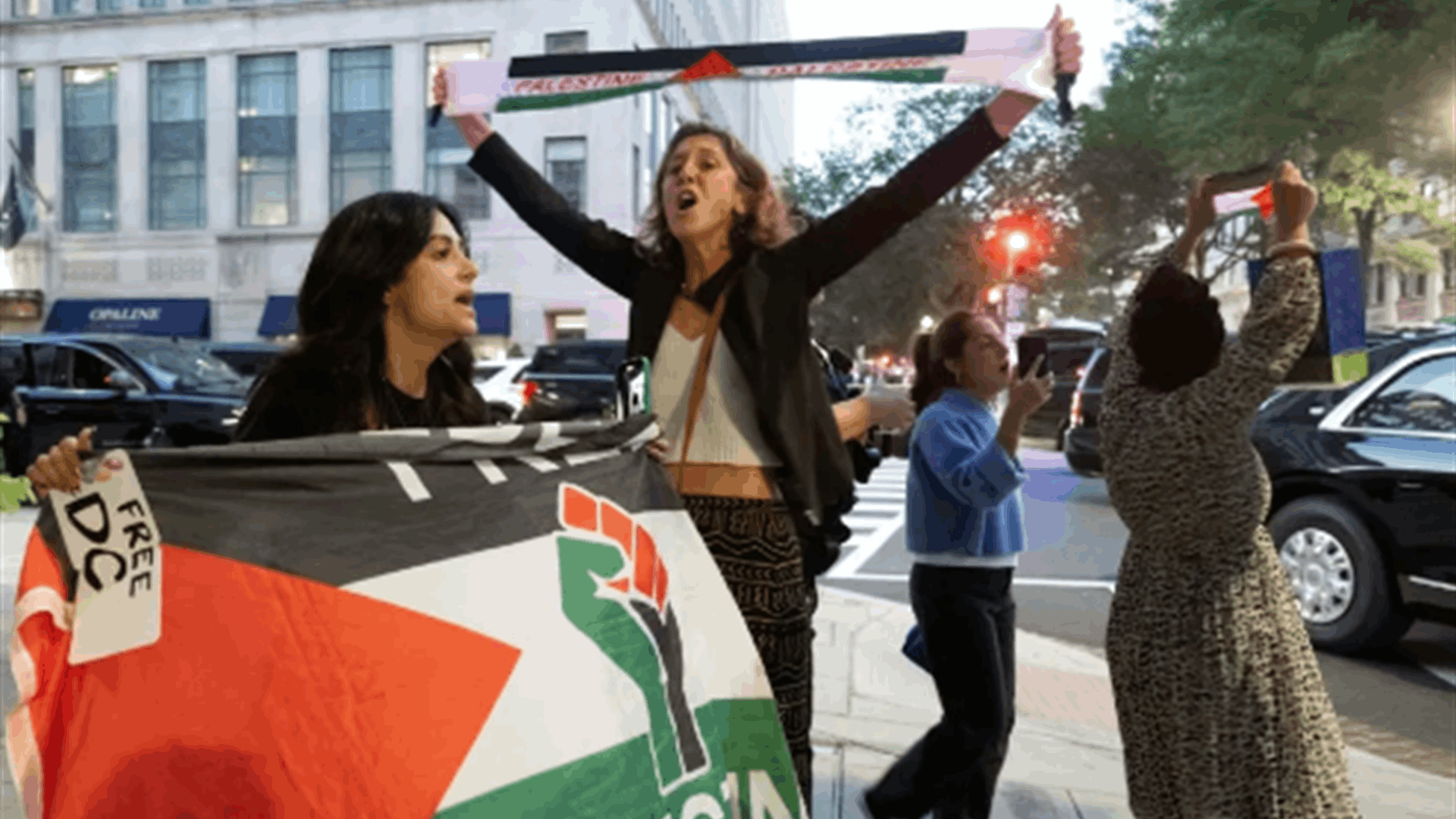 مؤيدون للفلسطينيين يواجهون ترامب في مطعم في واشنطن: &quot;هتلر عصرنا&quot;