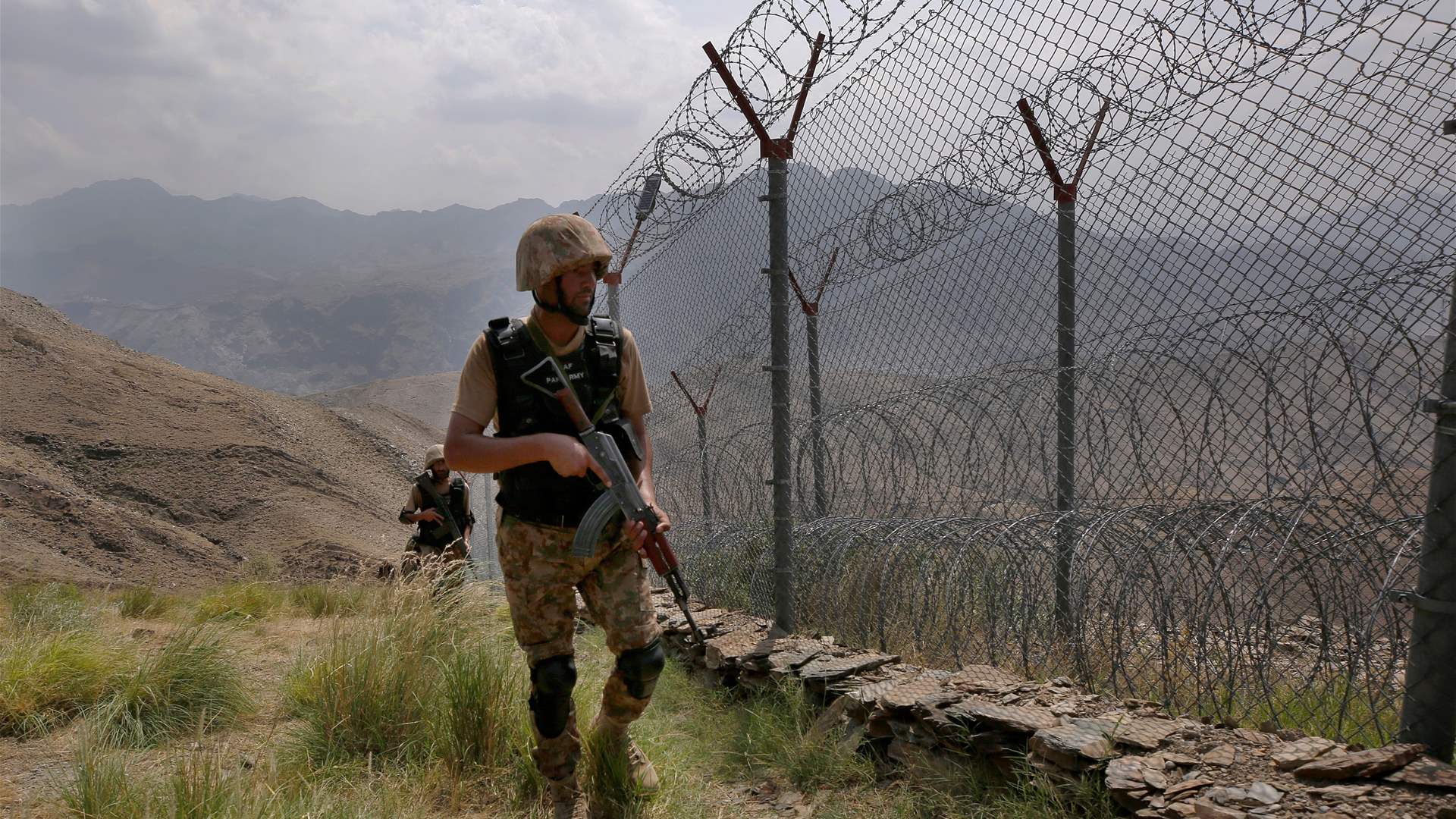 Twelve Pakistan soldiers killed in militants&#39; ambush, officials say
