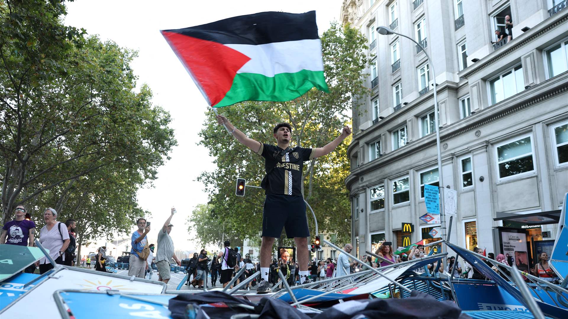 Spain opposition slams global &#39;embarrassment&#39; as protests halt Vuelta