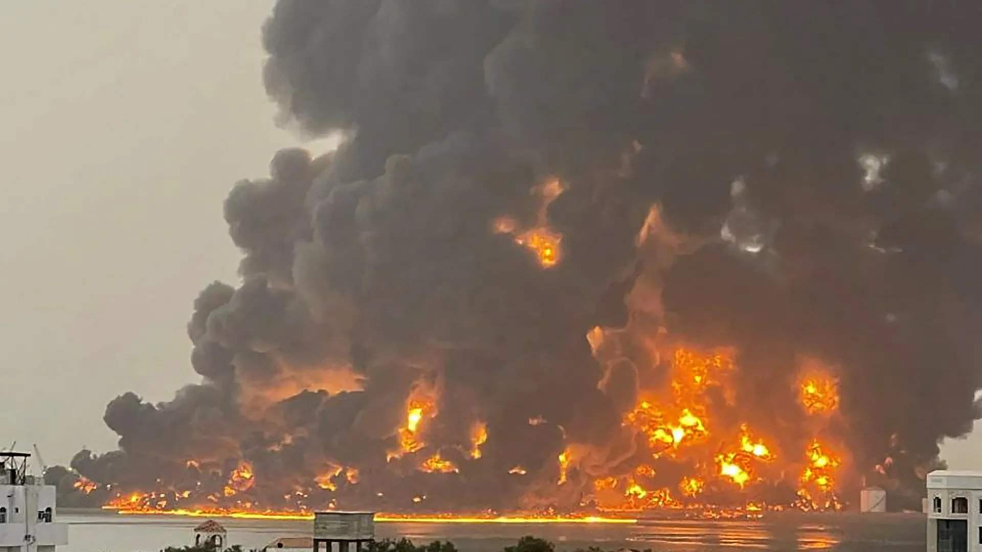 ضربات إسرائيلية على ميناء الحديدة في غرب اليمن