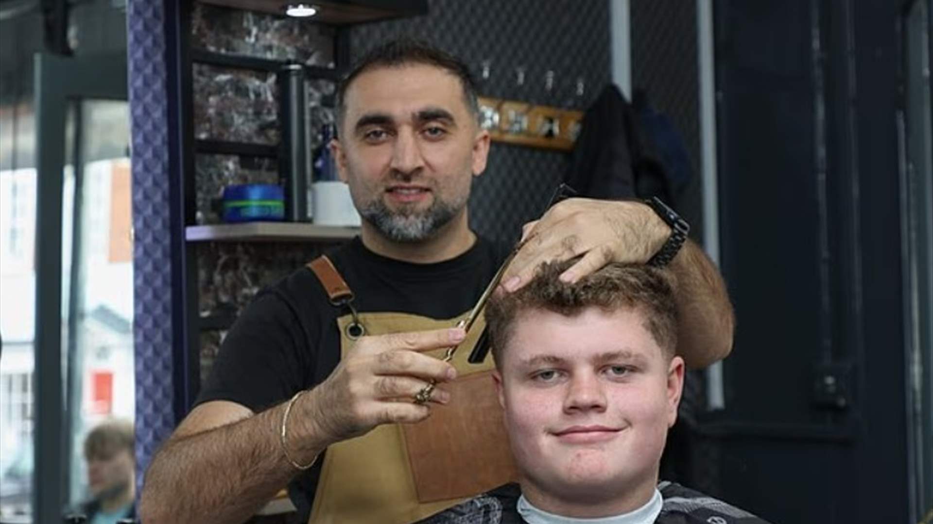 &quot;ذهبت لقص شعري ولم أتوقع ما حصل بعدها&quot;... زيارة لدى حلّاقه أنقذت حياته وهذه التفاصيل