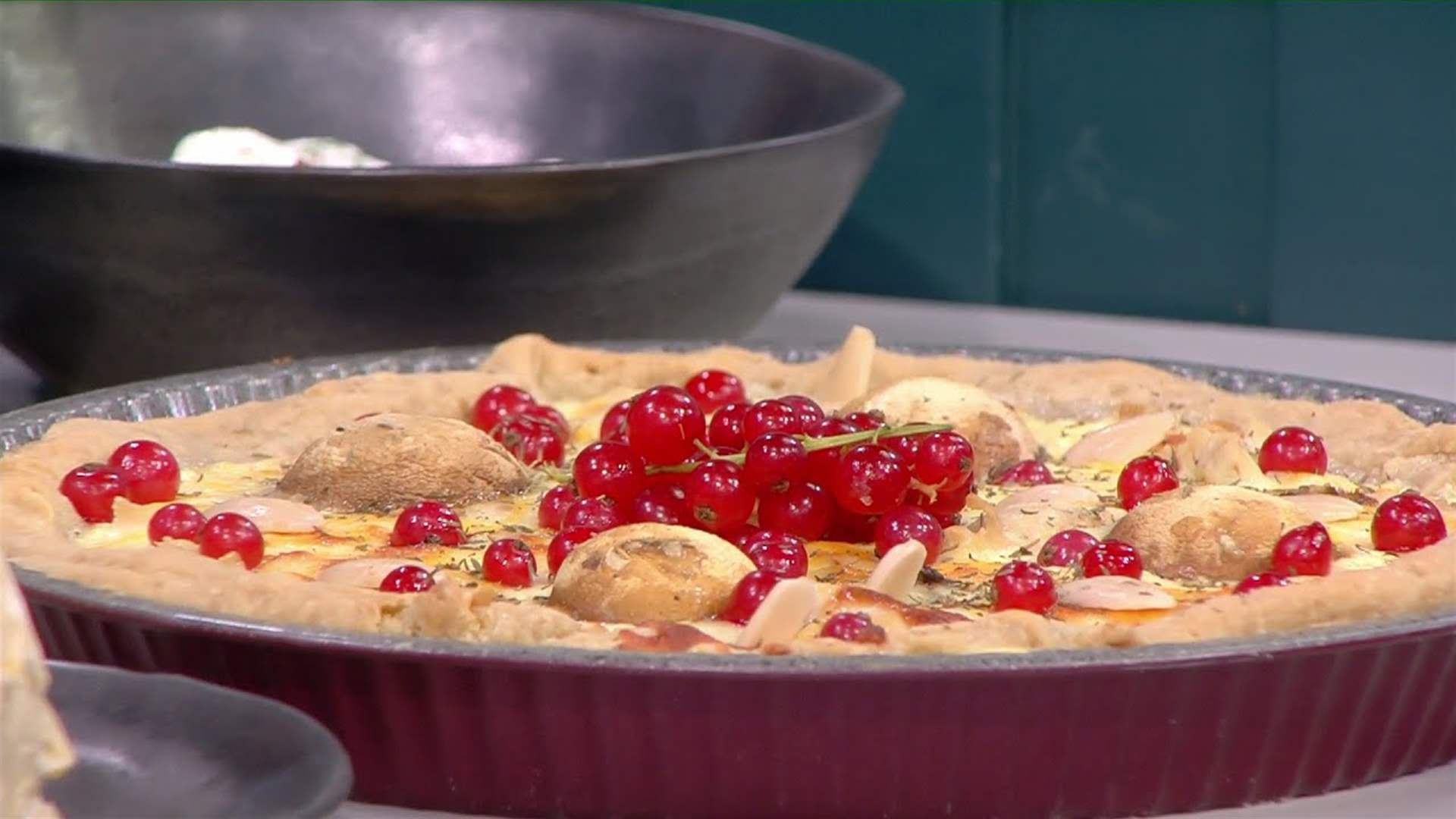 الكيش بالفطر والأرز مع الدجاج بعجينة البقلاوة... إليكم طريقة التحضير مع الشيف فادي زغيب (فيديو)