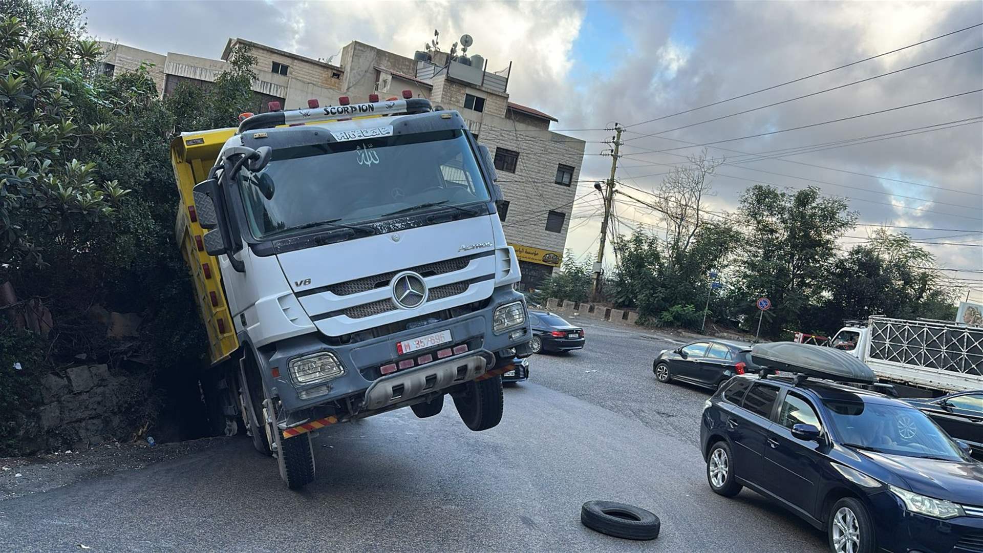التحكم المروري: إنزلاق شاحنة الى جانب طريق عاريا صعودًا و حركة المرور طبيعية في المحلة