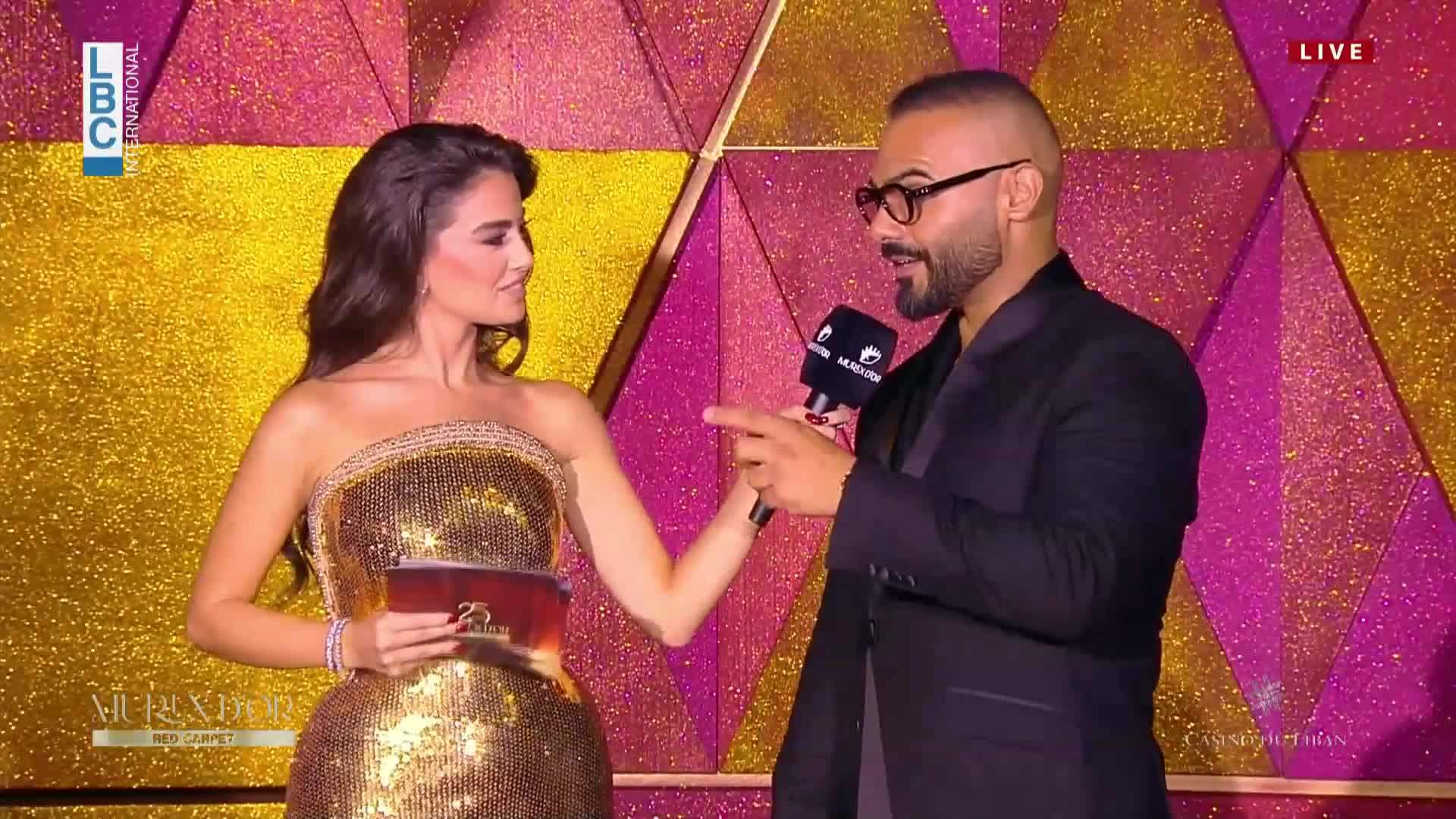 رجل آلي يفاجئ جوزيف عطية على السجادة الحمراء في موركس دور 2025: &quot;لبنان بألف خير&quot; (فيديو)