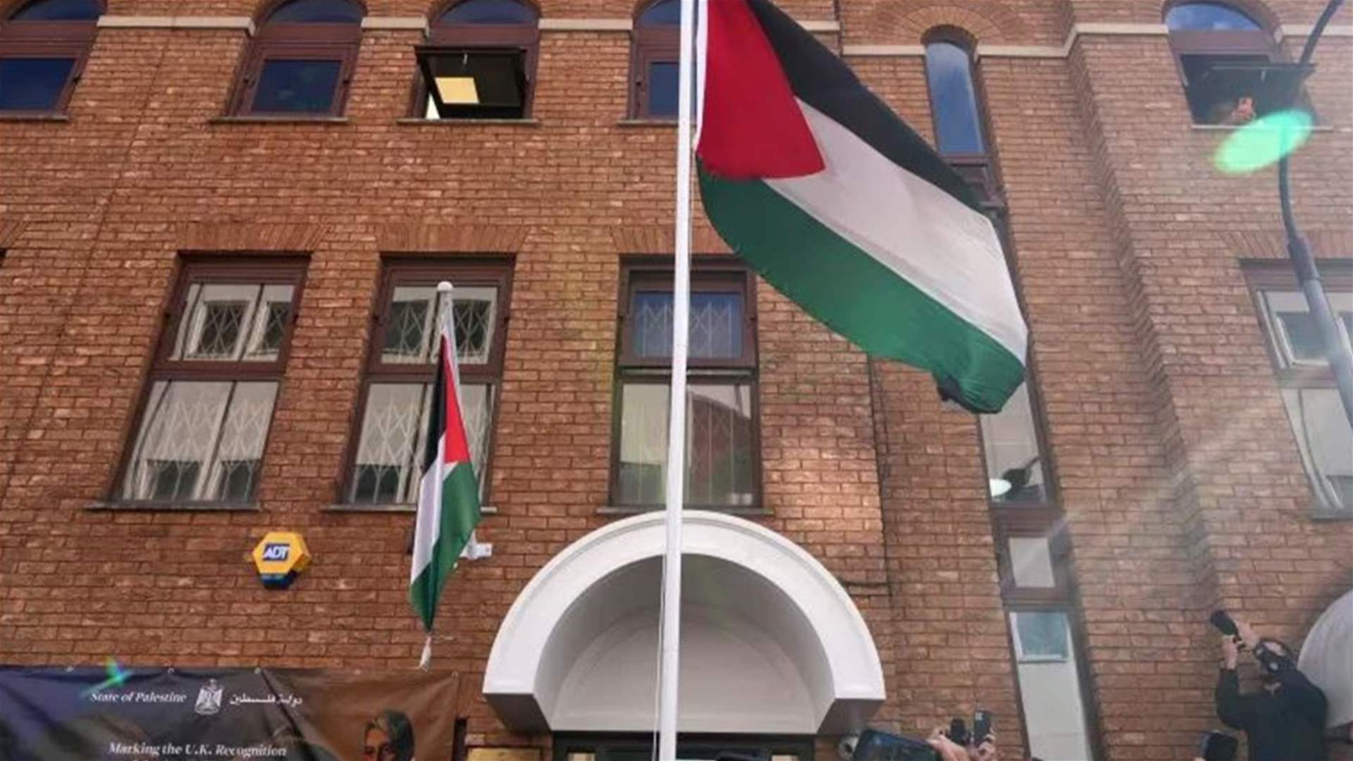 رفع علم فلسطين فوق السفارة في لندن