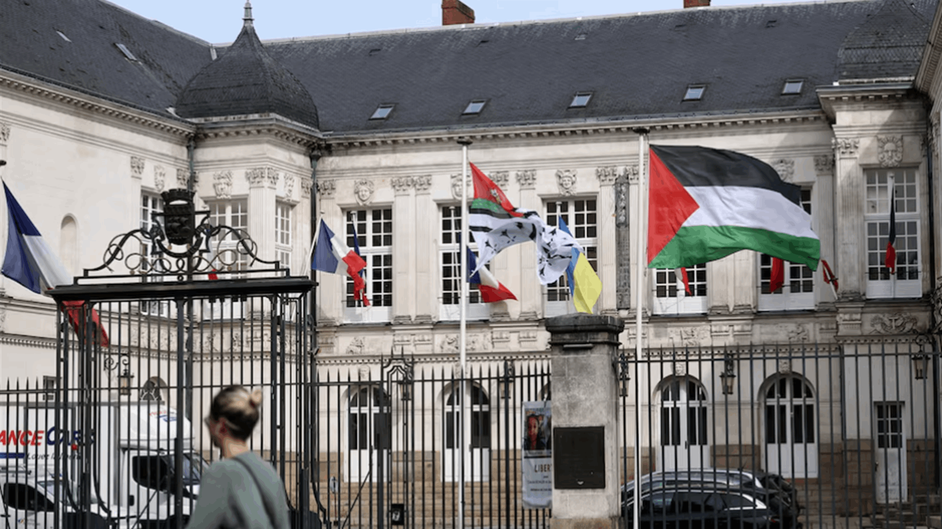France&#39;s town halls told to remove Palestinian flags flown to mark Macron&#39;s recognition