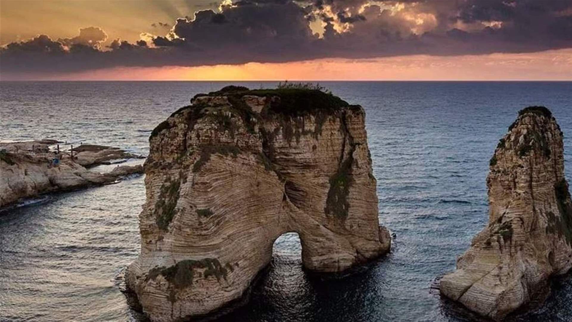 مخرج قضى بتراجع حزب الله عن قراره إضاءة صخرة الروشة (الأنباء الإلكترونية)
