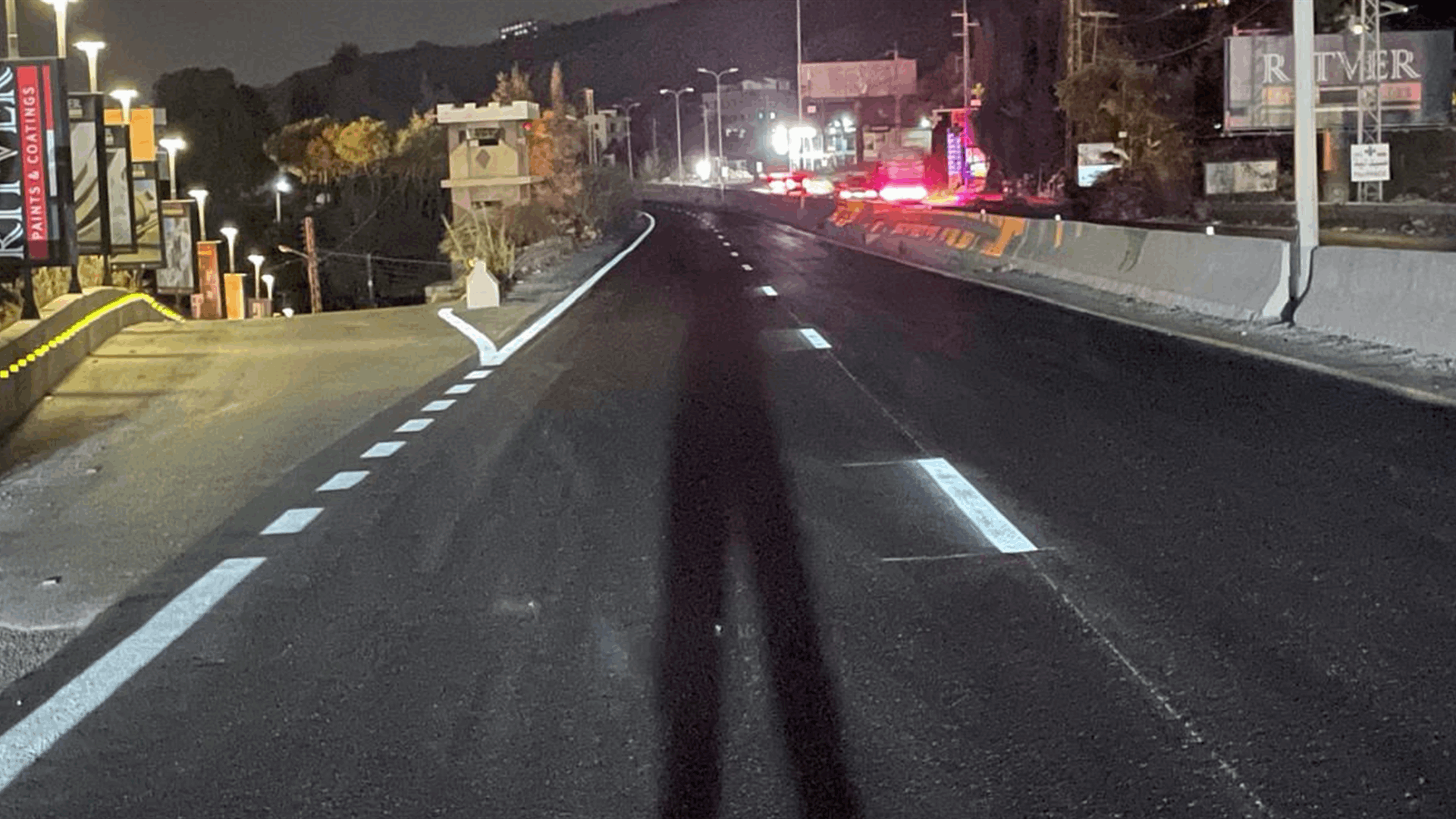 وزارة الاشغال باشرت تنفيذ أعمال تخطيط الطرق على الأوتوستراد الساحلي بين المدفون ونهر إبراهيم ليلًا