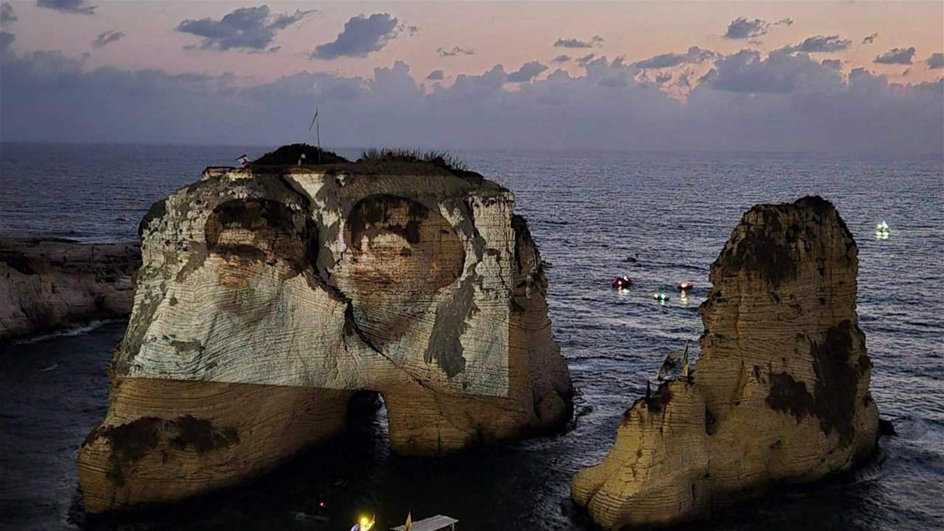 &quot;حزب الله&quot; احيا في الروشة الذكرى الأولى لاستشهاد نصر الله وصفي الدين واضاء الصخرة بصورتيهما وبالعلم اللبناني