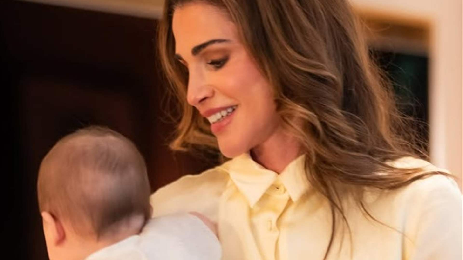 الملكة رانيا تعايد ابنتيها ممازحةً في عيد ميلادهما: &quot;حفيداتي ينافسونكم بالغلاوة&quot; (صورة)