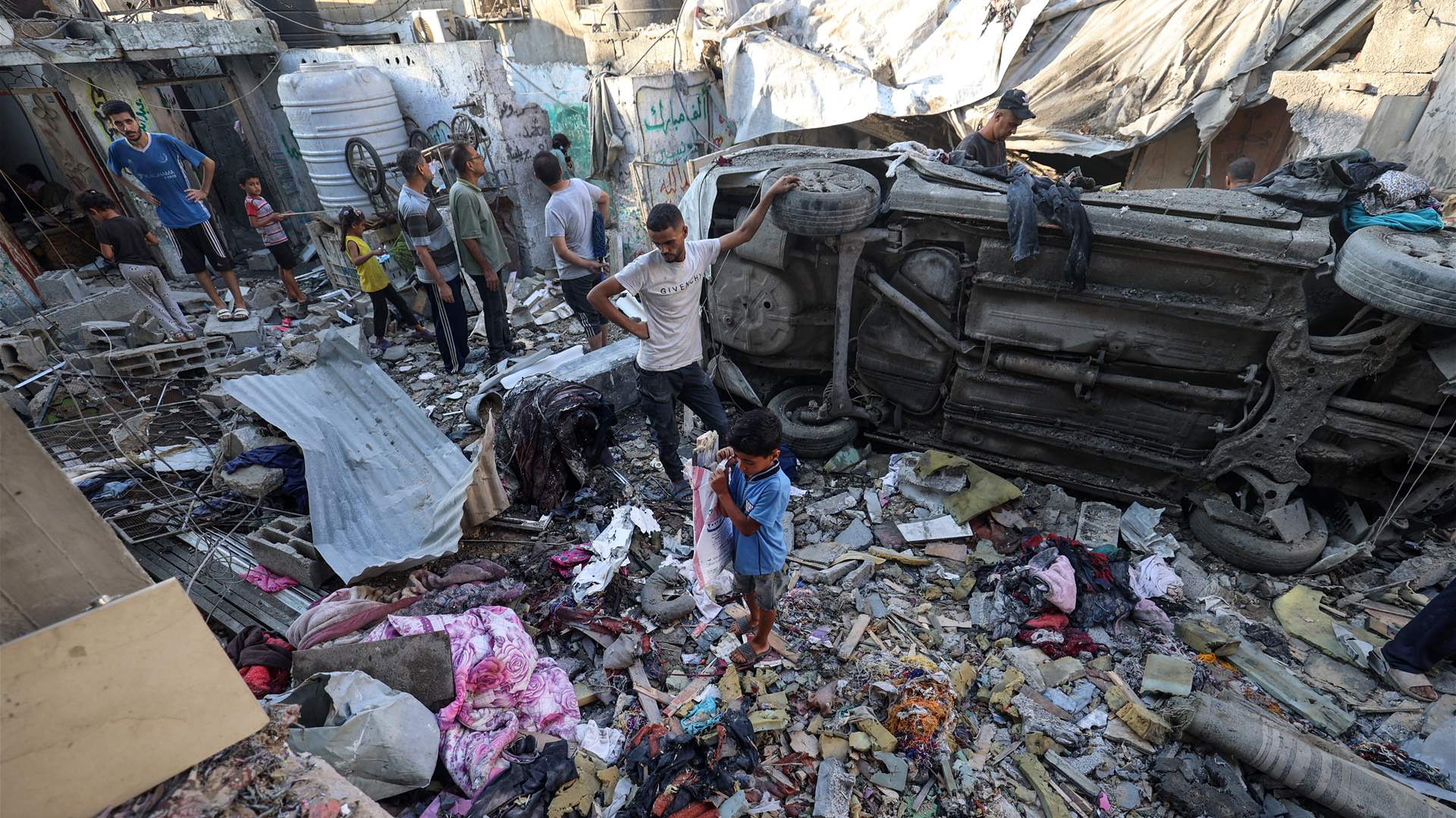 Tanks thrust deeper into Gaza, medics say many injured are trapped