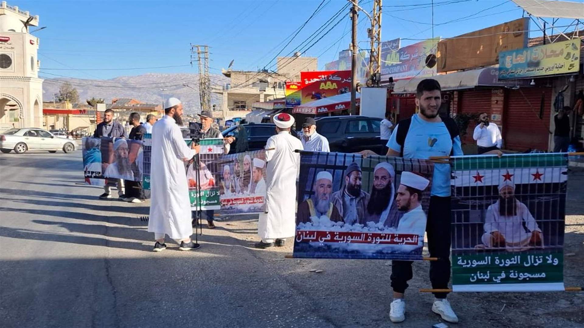 الوفد السوري المفاوض إلى لبنان عبر المصنع... وتجمع لاهالي الموقوفين الاسلاميين