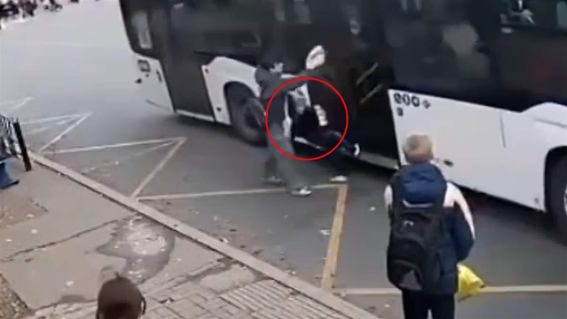أثناء ركوب الحافلة مع والدته... طفل ينجو من حادث مروّع بأعجوبة وفيديو يوثّق اللحظة المرعبة! 
