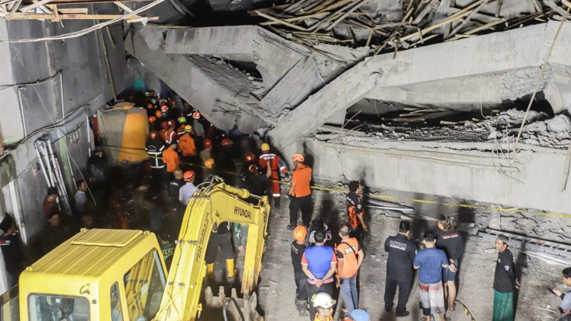 59 شخصا لا يزالون عالقين تحت أنقاض مبنى مدرسة إسلامية في إندونيسيا