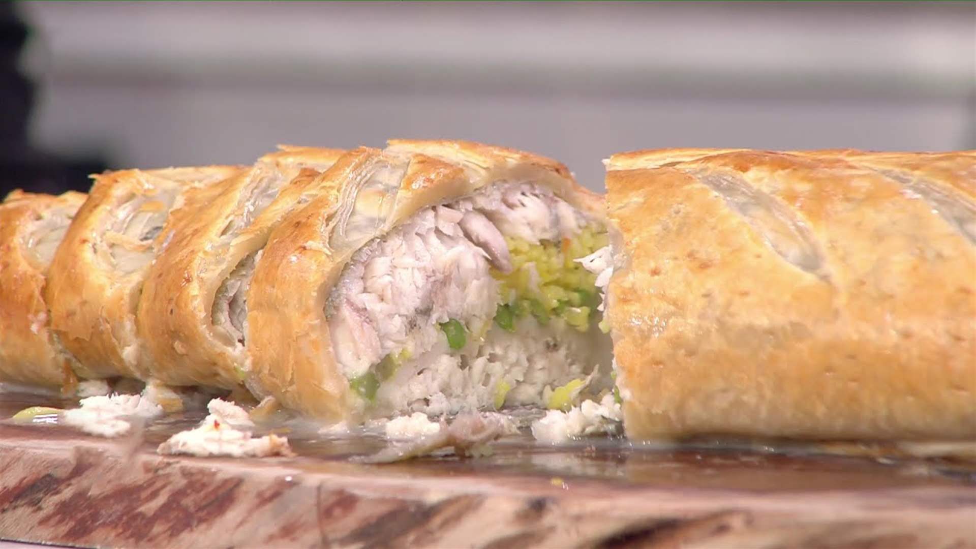 السمك المحشو بالخضار والأرز... وصفة شهية على طريقة الشيف حنا طويل (فيديو)