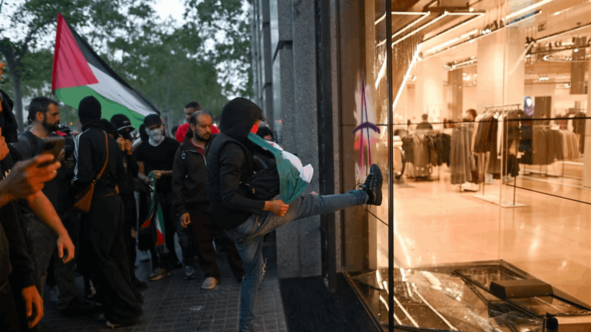 Eight arrested, 20 police hurt in clashes at Spanish Palestine march