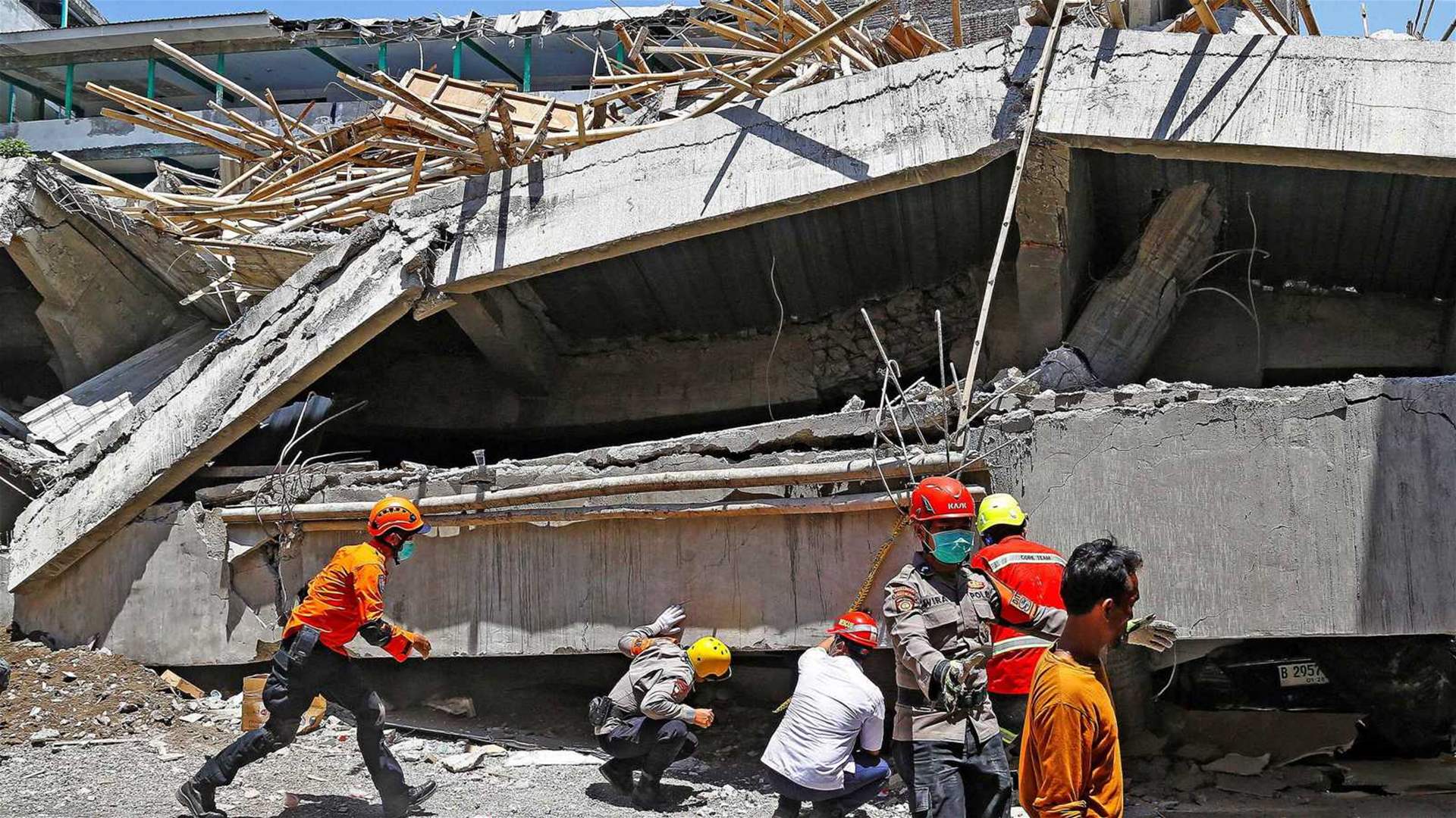 حصيلة انهيار المدرسة في إندونيسيا ترتفع الى 45 قتيلا