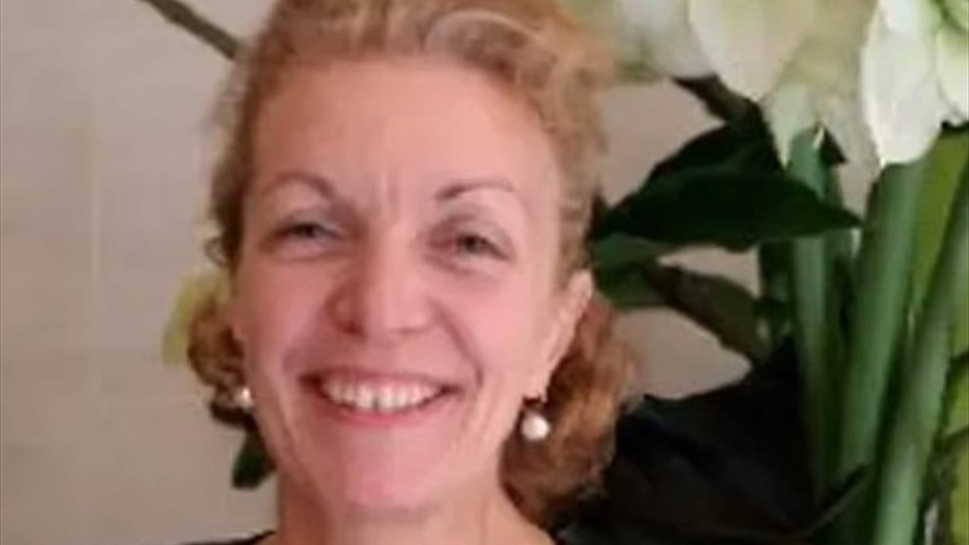 كانت تنظف سيارتها ثم حلّت الكارثة... سيدة ستينية تخسر حياتها بحادث مأساوي والجاني: نافذة