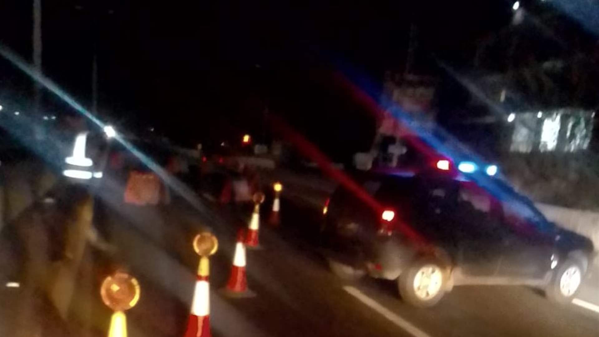 التحكم المروري: اعمال تزفيت على اوتوستراد عمشيت المسلك الغربي سبب بقطع الطريق وتحويل السير الى الطريق البحرية