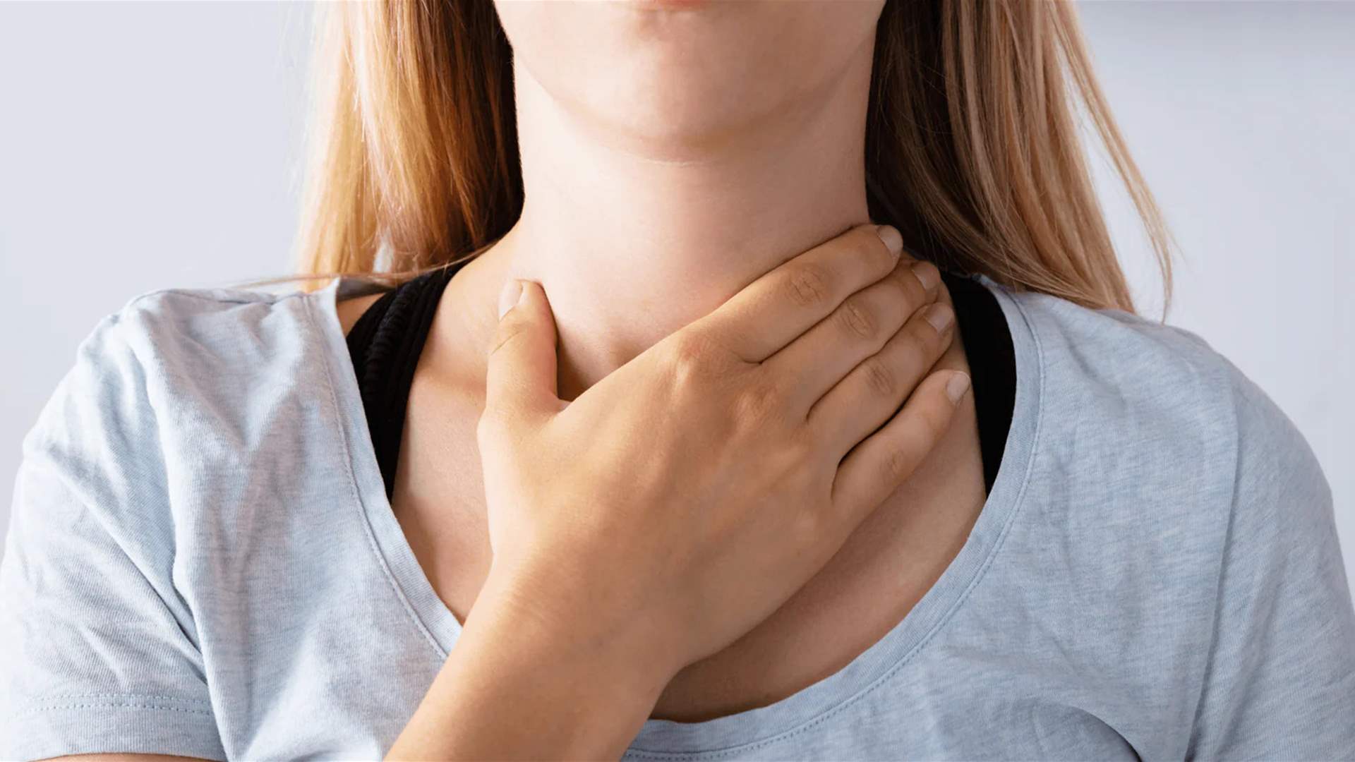 تتجمع في الشقوق الصغيرة وتسبب رائحة فم كريهة... خطوات بسيطة تساعدكم على التخلص من حصوات اللوزتين!