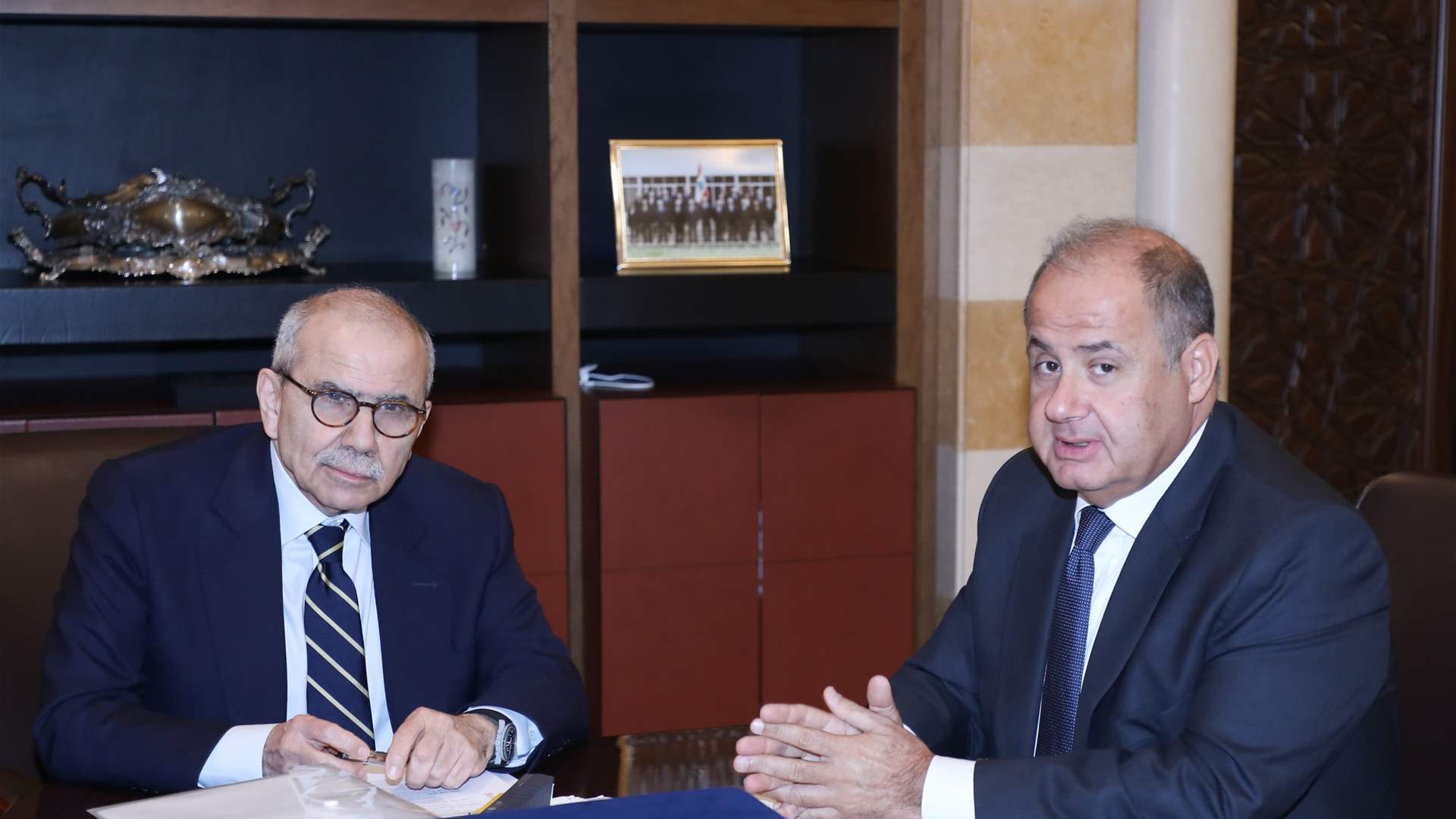 رئيس الحكومة استقبل نقيب المعلمين وبحث مع عربيد في تحضيرات مؤتمر بيروت 1