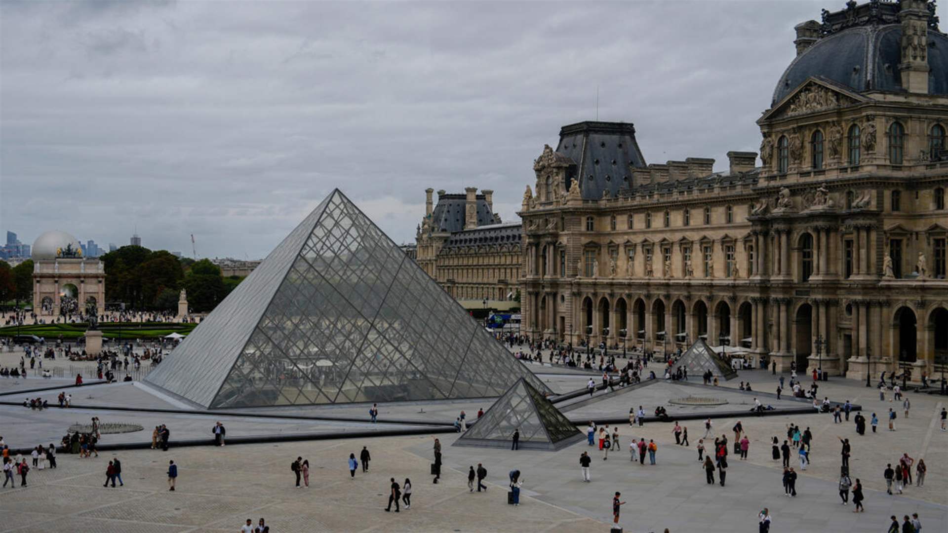 Chainsaw-wielding robbers flee Louvre with jewelry