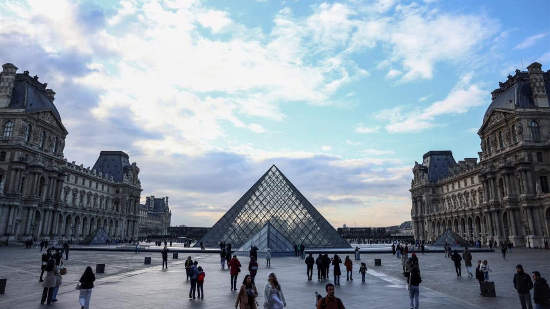 One jewelry piece stolen from Louvre found near museum