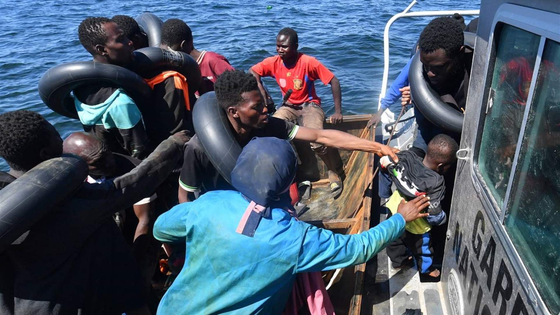 وفاة 3 وفقدان أكثر من 20 مهاجرًا قبالة ساحل إيطاليا