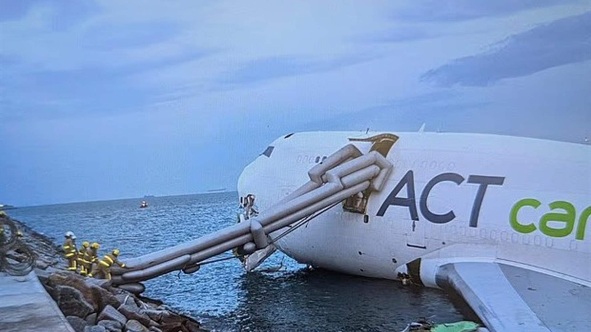 خرجت عن المدرج واصطدمت بمركبة خدمة أرضية ثم سقطت بالبحر... تحطم طائرة شحن بمطار هونغ كونغ وهذه التفاصيل