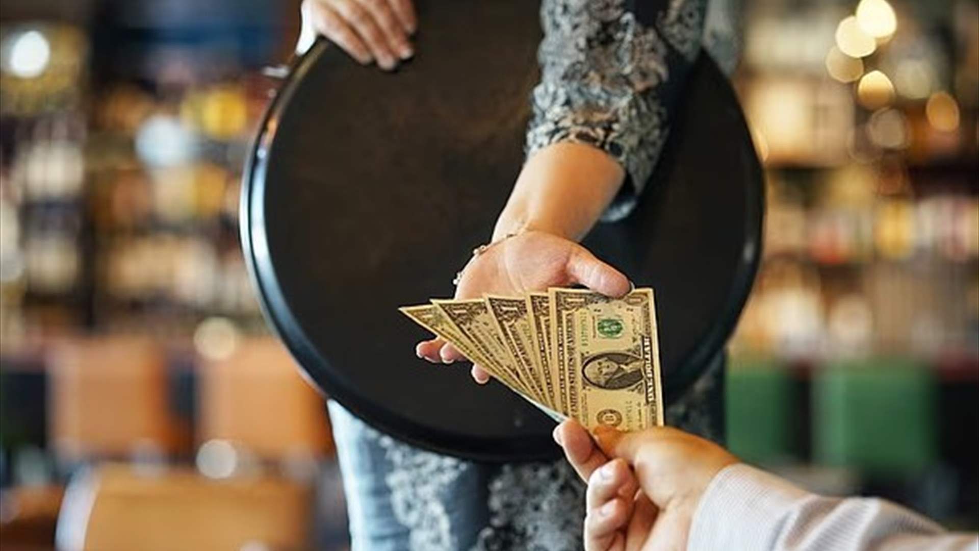 نادلة تطارد زبونًا وتتصل بالشرطة... وسبب الإشكال: الإكرامية (فيديو)