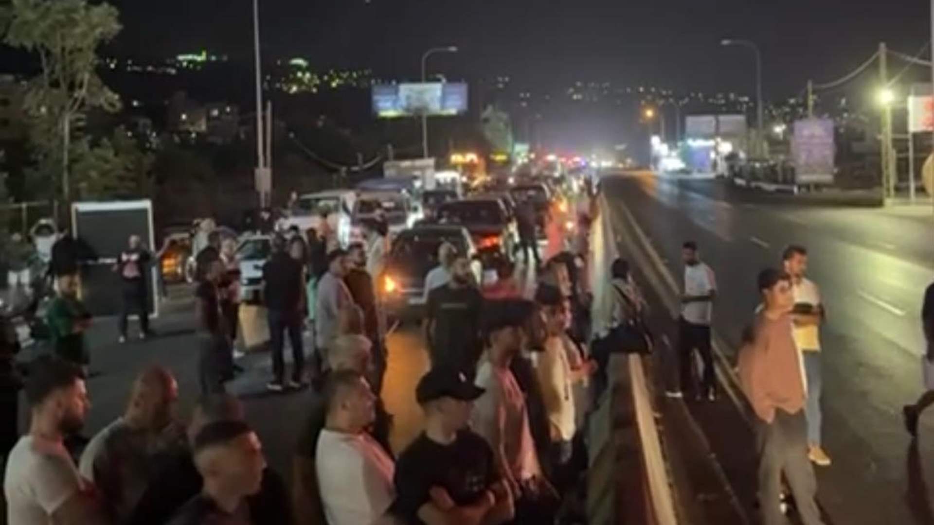 اقفال أوتوستراد الخط الساحلي بين الدامور وبيروت احتجاجاً على قرار قضائي بخصوص مقتل شاب